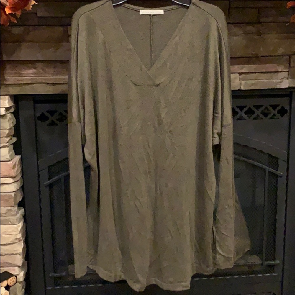 🌼 4/$20 Active USA v-neck tunic